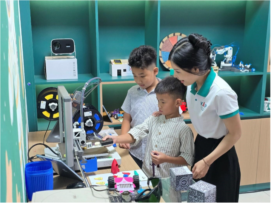 Hình ảnh các em tự tin trải nghiệm thiết bị công nghệ hiện đại tại KAPI STEM Biên Hoà