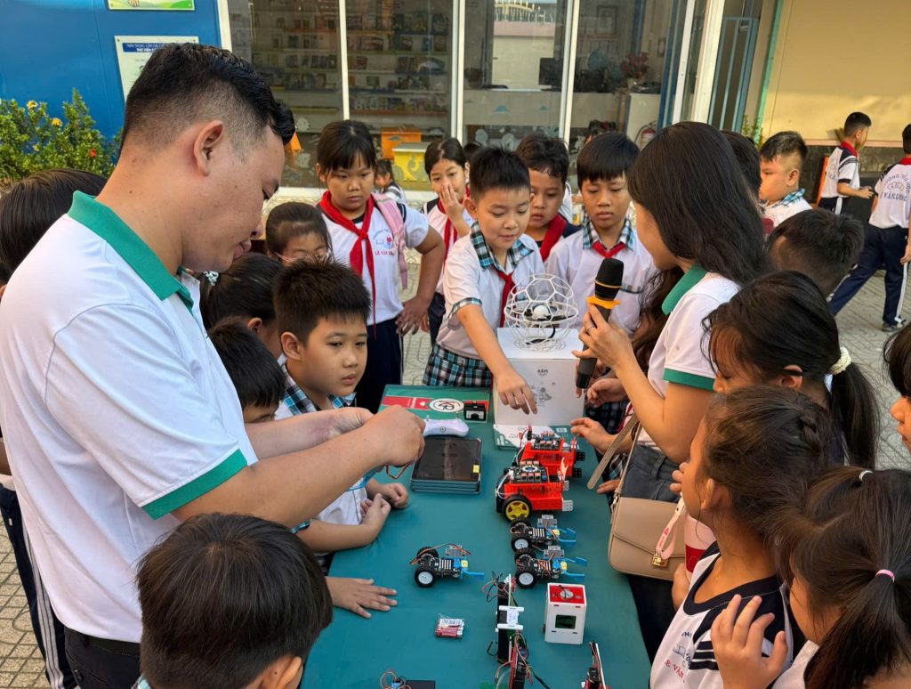 Học sinh Trường Tiểu học Lê Văn Lương hào hứng với hoạt động trải nghiệm STEM