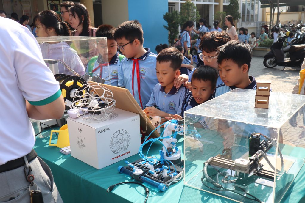 KAPI STEM đồng hành cùng trường Tiểu học Thiên Hộ Dương tại ngày hội Khơi nguồn sáng tạo STAEM