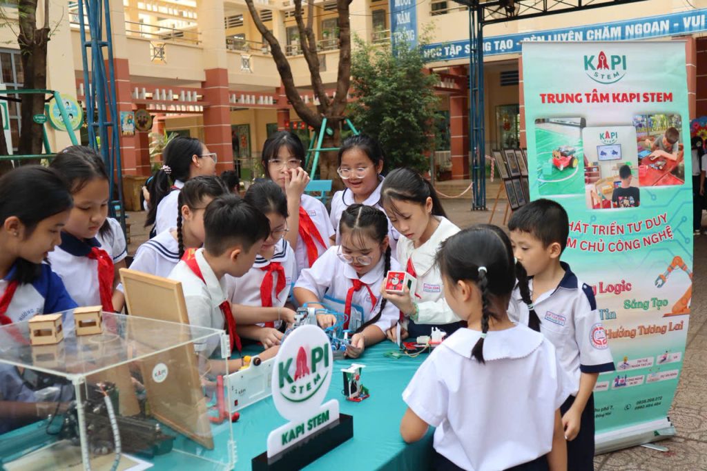 Học Sinh Trường Tiểu Học Lê Văn Tám Hào Hứng Với Hoạt Động Trải Nghiệm STEM Cùng KAPI